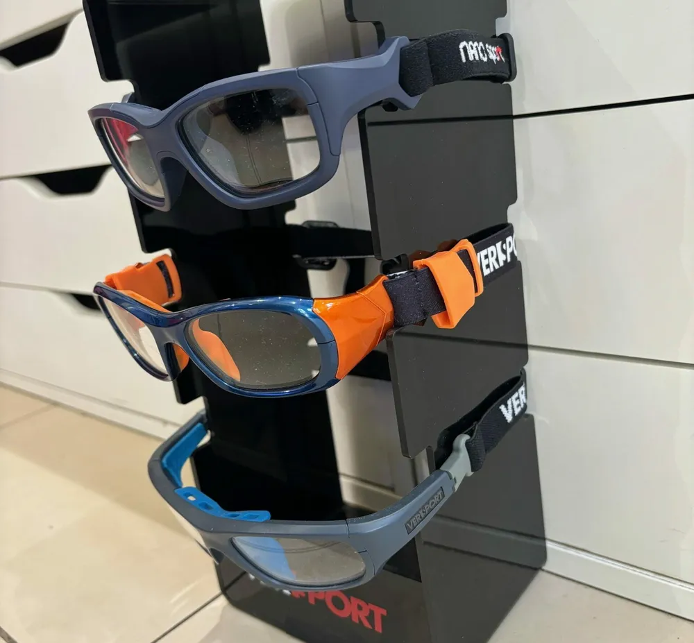 Okulary sportowe na stojaku w salonie